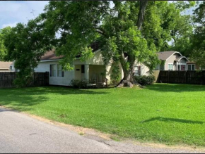 Spacious 5BRs for Rent in Groves!